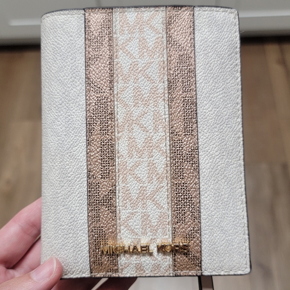 Michael Kors Passport Wallet, Rose Gold And White